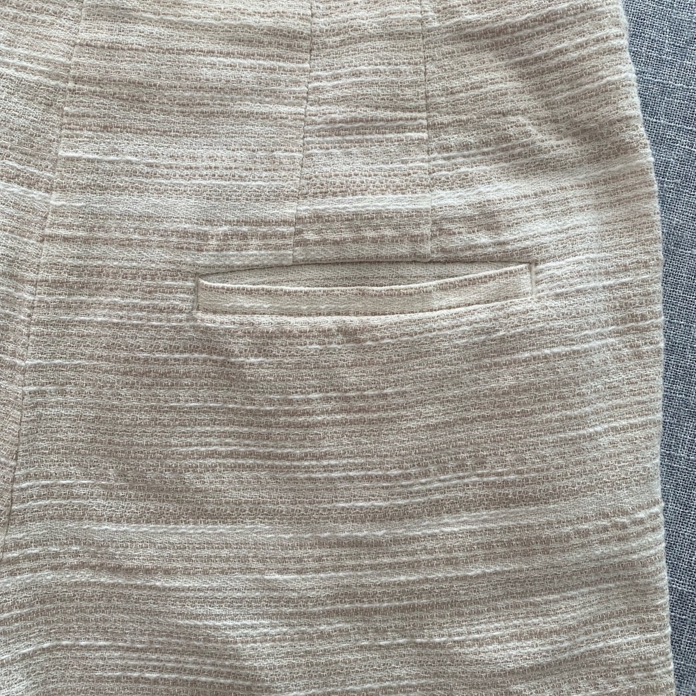 Loft Women's beige and white Shorts Textured 15 inch wide and 13 inch Length - Picture 4 of 8
